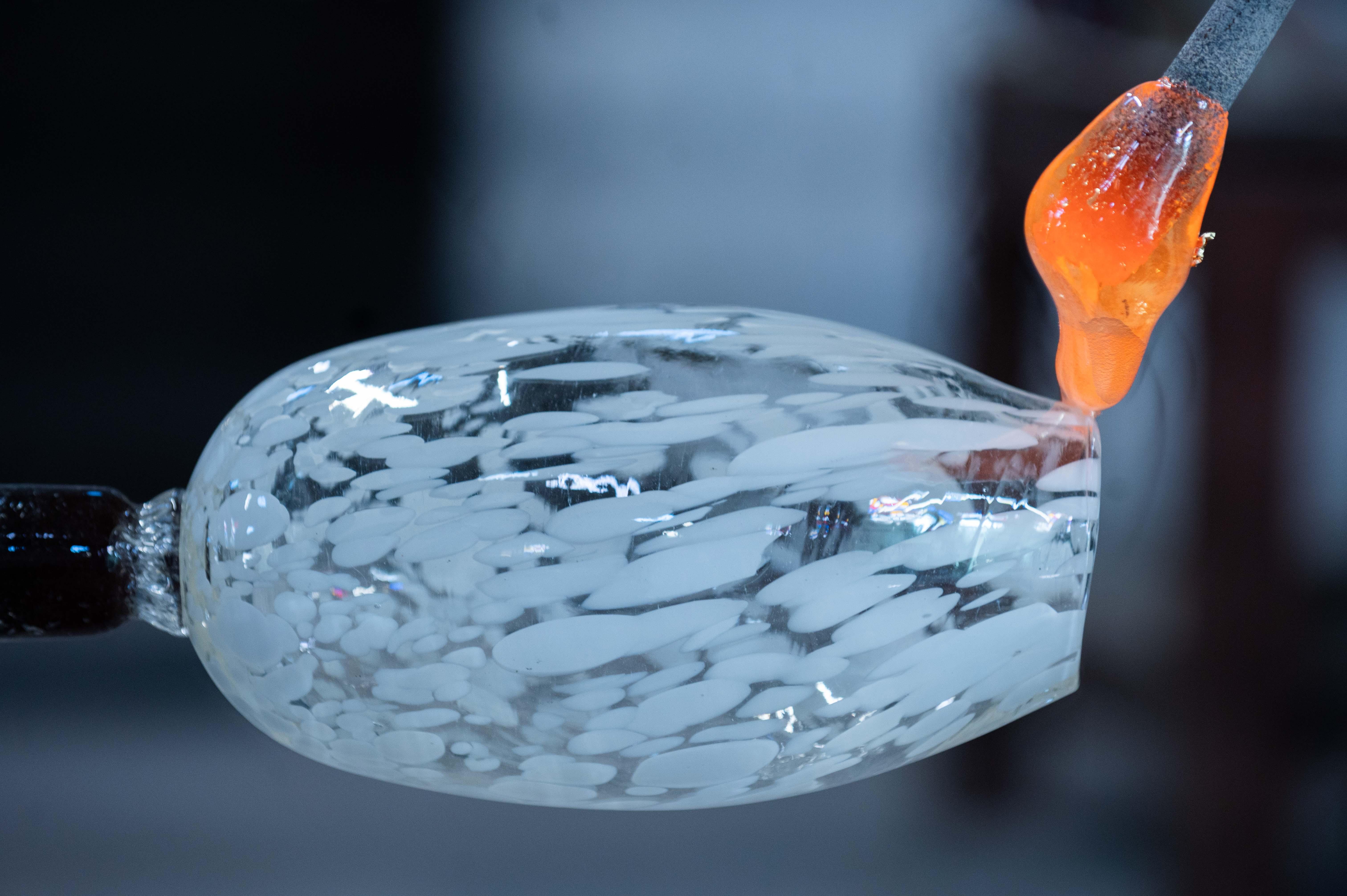 ムラーノ：ガラス工場見学と実演体験 | GetYourGuide